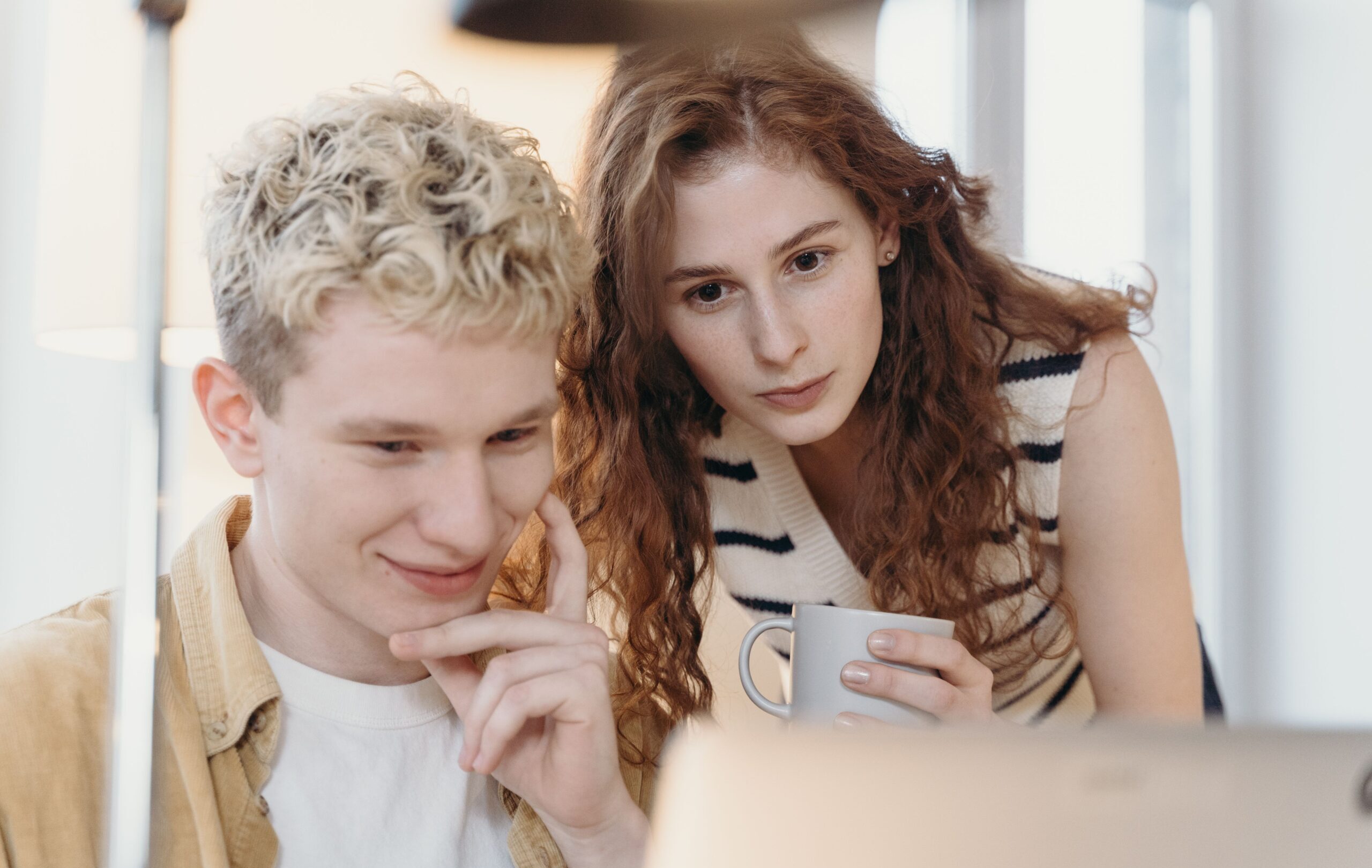 couple-focusing-laptop