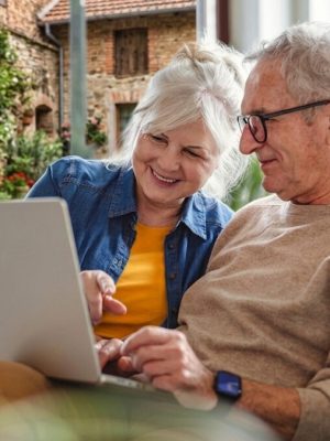 old couple-sitting-laptop old couple-sitting-laptop